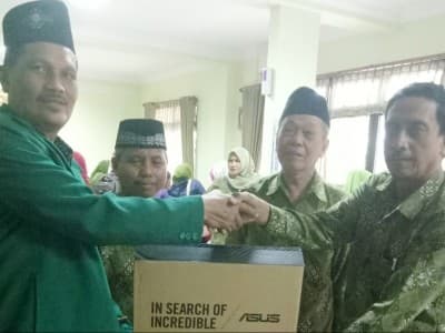 Tingkatkan Mutu Sekolah, LP Ma'arif NU Surabaya Bagikan 100 Laptop