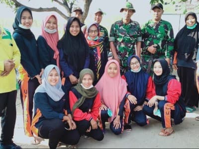 Santri Darul Ulum Jombang Ajak Masyarakat Bersihkan Sampah di Jalan