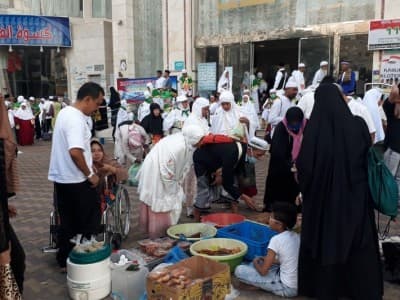 Pasar  Pagi Dadakan, Obat Kangen Jemaah Haji Nikmati Masakan Indonesia