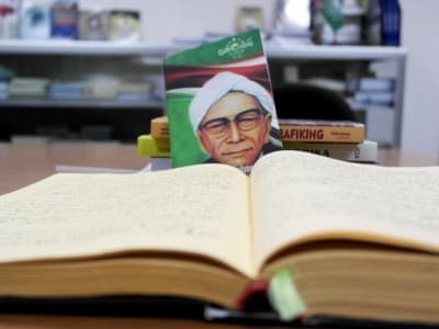 Mari Menolak Jadi Perkumpulan Buta Tuli