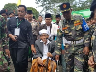 Mbah Moen Ijazahkan Mars Syubbanul Wathon kepada Gus Yaqut