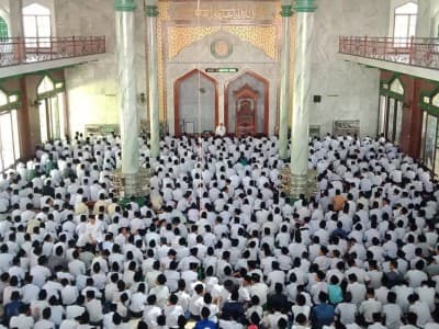 Ribuan Santri Mamba'ul Ma'rif Jombang Gelar Shalat Ghaib untuk Mbah Moen 