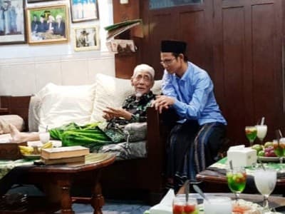 Mbah Maimoen Zubair Selalu Tekankan Cinta NKRI