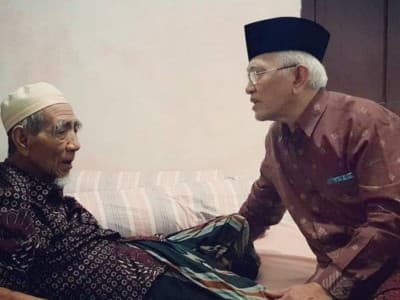 Ini Perjuangan Gus Mus Hadiri Hari Ketiga Tahlilan Mbah Moen