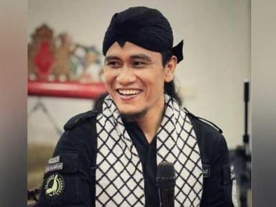 Cerita Gus Miftah tentang Sorban Pemberian Mbah Maimoen