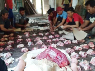 Ikuti Arahan PBNU, NU Maron Purworejo Bungkus Daging Kurban dengan Kertas