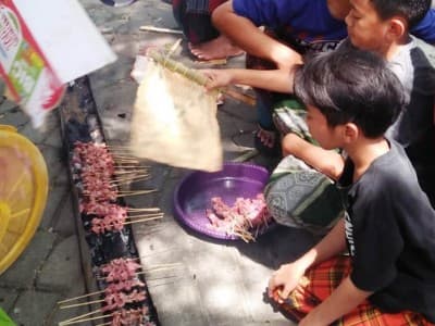 Enggan Pulang, Santri Tebuireng Lebih Memilih Bakar Sate
