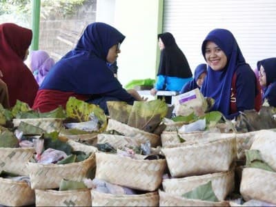 Kurangi Sampah Plastik, Roushon Fikr Jombang Bungkus Daging Kurban dengan Besek