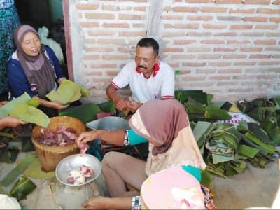 Atasi Sampah Plastik, NU Karangjati Ngawi Gunakan Daun Bungkus Daging  