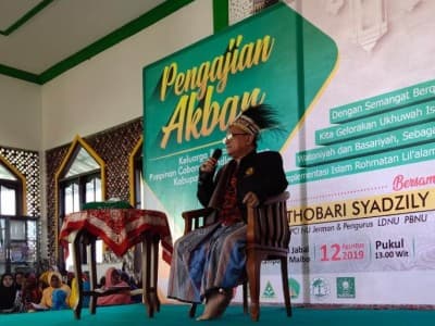 Dakwah di Papua Barat, KH Thobary Syadzily Disambut Tarian Adat