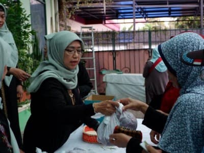 PP Muslimat NU Bagikan Ribuan Bungkus Daging Kurban