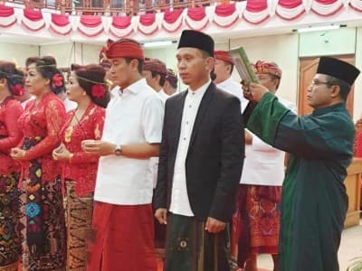 Anggota DPRD Buleleng Bali ini Dilantik Kenakan Sarung