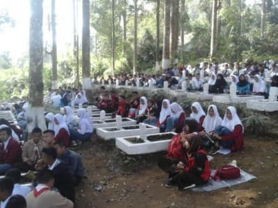 Pelajar SMA Cianjur Sambut HUT RI dengan Tahlilan di Makam Pahlawan