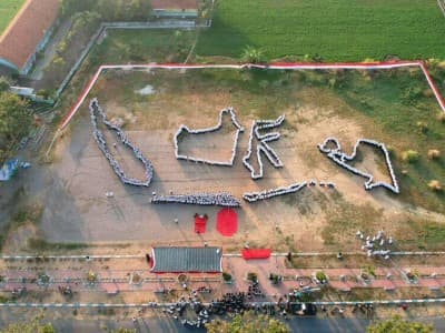 Pesantren Ini Gelar Formasi Unik Saat Upacara Bendera