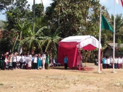 Peringati HUT RI, Pesantren Citangkalo Banjar Kenakan Sarung