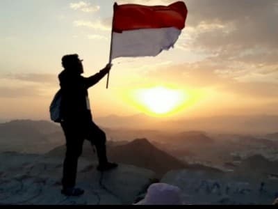 Peringati HUT Ke-74 RI, Santri ini Kibarkan Sang Merah Putih di Jabal Nur Makkah