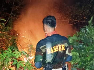 Banser Bersama Tentara di Singkawang Padamkan Kebakaran Hutan 