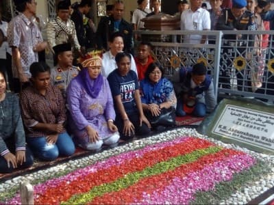 Ciptakan Kesejukan, Yenny Ajak Mahasiswa Papua Ziarahi Makam Gus Dur