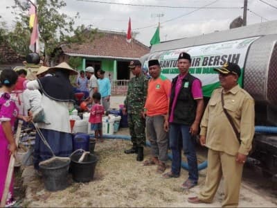 Kemarau, LPBINU Bojonegoro Bagikan Air Bersih
