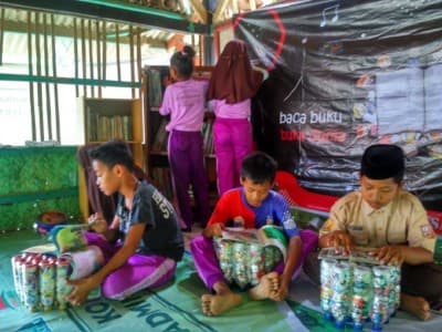 Mahasiswa Unusia Kenalkan Pengelolaan Ekobrik di Desa Wisata Ligarmukti Bogor