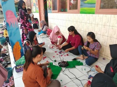 Mahasiswa Unusia Ajak Ibu-ibu Belajar Kerajinan Tangan
