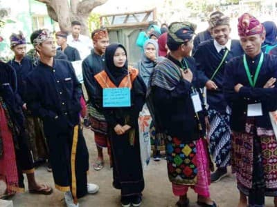 Mahasiswa Baru UNU NTB Gunakan Pakaian Adat Masuk Kampus