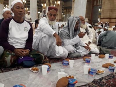 Menikmati Laban dan Roti Tamis dalam Tradisi Fatrah di Masjid Nabawi