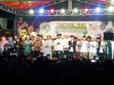 Lagu 'Ayah' Gus Azmi Bikin Pengunjung Sedih 