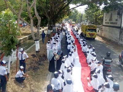 Bentangkan Bendera 1000 Meter di Perbatasan untuk Cinta Tanah Air