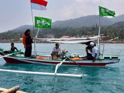 NU Care Salurkan Bantuan Perahu Nelayan untuk Warga Lampung Selatan