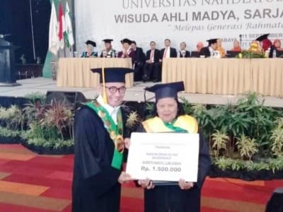Perempuan 5 Cucu Ikut Wisuda di Unusa Surabaya
