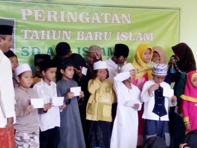 Santunan Muharram, SD Islam Ini Ajarkan Siswanya Cintai Yatim 