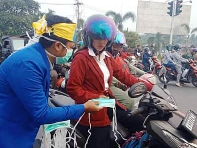 Kualitas Udara Buruk, PMII Kubu Raya Bagikan Masker