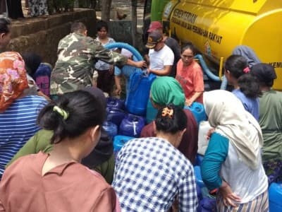 Bantuan Air Bersih NU Jatinegara Tegal Diserbu Warga