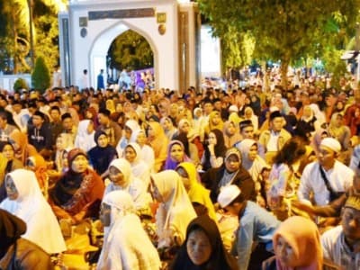 Ribuan Warga Demak Peringati 40 Hari Wafatnya Mbah Moen