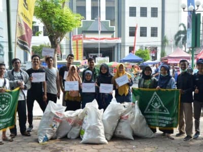 Aksi IPNU-IPPNU Unej Gelar Pungut Sampah di Alun-alun