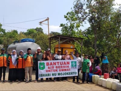 Kemarau Panjang, Ishari NU Mojokerto Kirim Air Bersih untuk Warga 