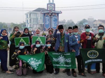 Asap Kian Pekat, IPNU-IPPNU Sekadau Bagikan Ribuan Masker 