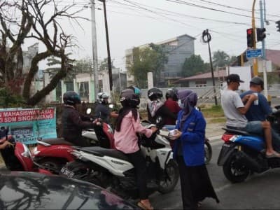 Giliran PMII Kota Singkawang Bagikan Masker bagi Pengguna Jalan