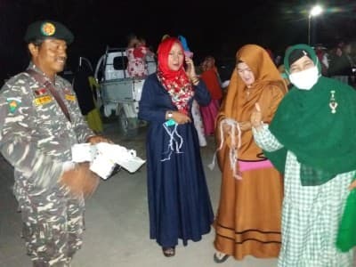 Ansor Kotawaringin Barat Bagi-bagi Masker kepada Ribuan Jamaah