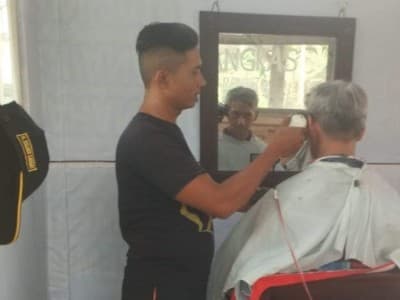 Ketika Banser Dapat Berkah Cukur Rambut Sang Bupati