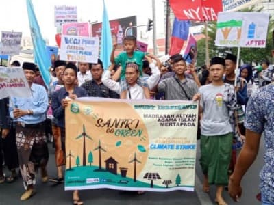 Ratusan Santri Patwa Cirebon Ramaikan Pawai 'Selamatkan Bumi dari Krisis Iklim'
