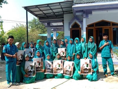 Bagikan Foto Mbah Moen, Siswa SMK Hidayatul Muslimin Ngalap Berkah