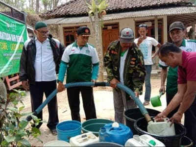 Kekeringan, LAZISNU Pacitan Salurkan Air Bersih ke Sudimoro