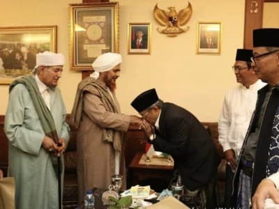 Saat Kiai Said Cium Tangan Habib Umar bin Hafidz