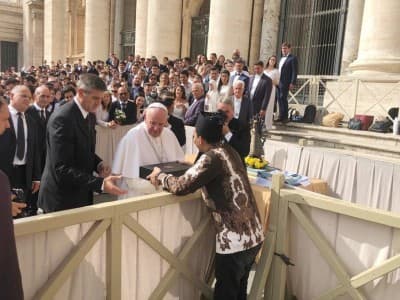 Bertemu Paus Fransiskus di Vatikan, Ketua Ansor Jateng Hadiahkan Batik