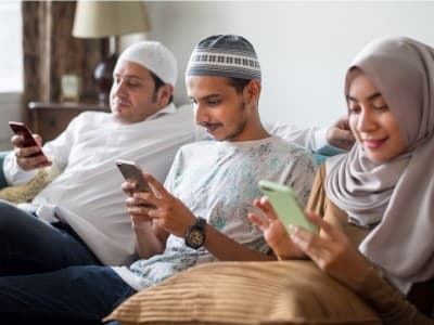 Khutbah Jumat: Antara Bermedia Sosial dan Membaca Al-Qur’an