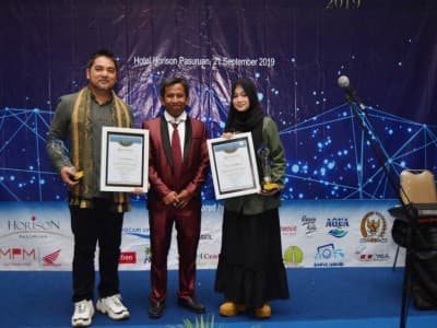 Veve Zulfikar dan Ayahnya Raih Penghargaan dari Media Online