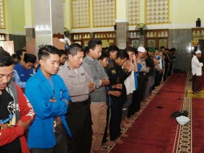 Tutup Aksi Damai, PMII Bojonegoro Shalat Ghaib dan Tahlil di Mapolres