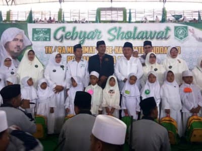 Gebyar Shalawat Muslimat NU Sidoarjo Bagikan Ribuan Bingkisan
